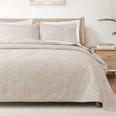 Exclusivo Mezcla queen quilt set with beige flowers, lightweight and breathable for year-round comfort.