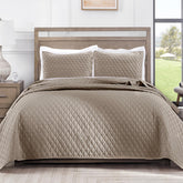 Exclusivo Mezcla reversible quilt set with full-queen design for versatile styling