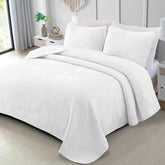 Exclusivo Mezcla Ultrasonic full-queen quilt set shows geometric pattern for all-season comfort