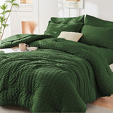 HYMOKEGE dark green queen comforter with seersucker texture for a wrinkle-resistant, elegant look.