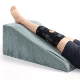 WarmInsula leg elevation pillow focuses on the knee for post-surgery support and reduced swelling.