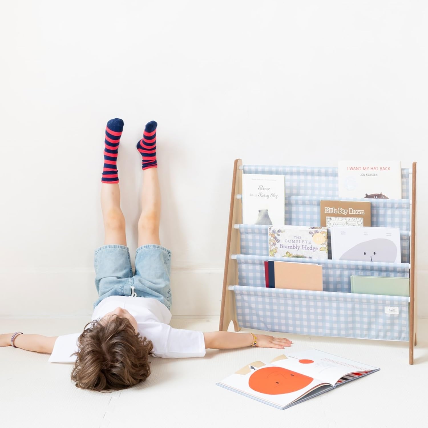 3 Sprouts Bookshelf face-forward book display encourages easy selection and familiarizes titles