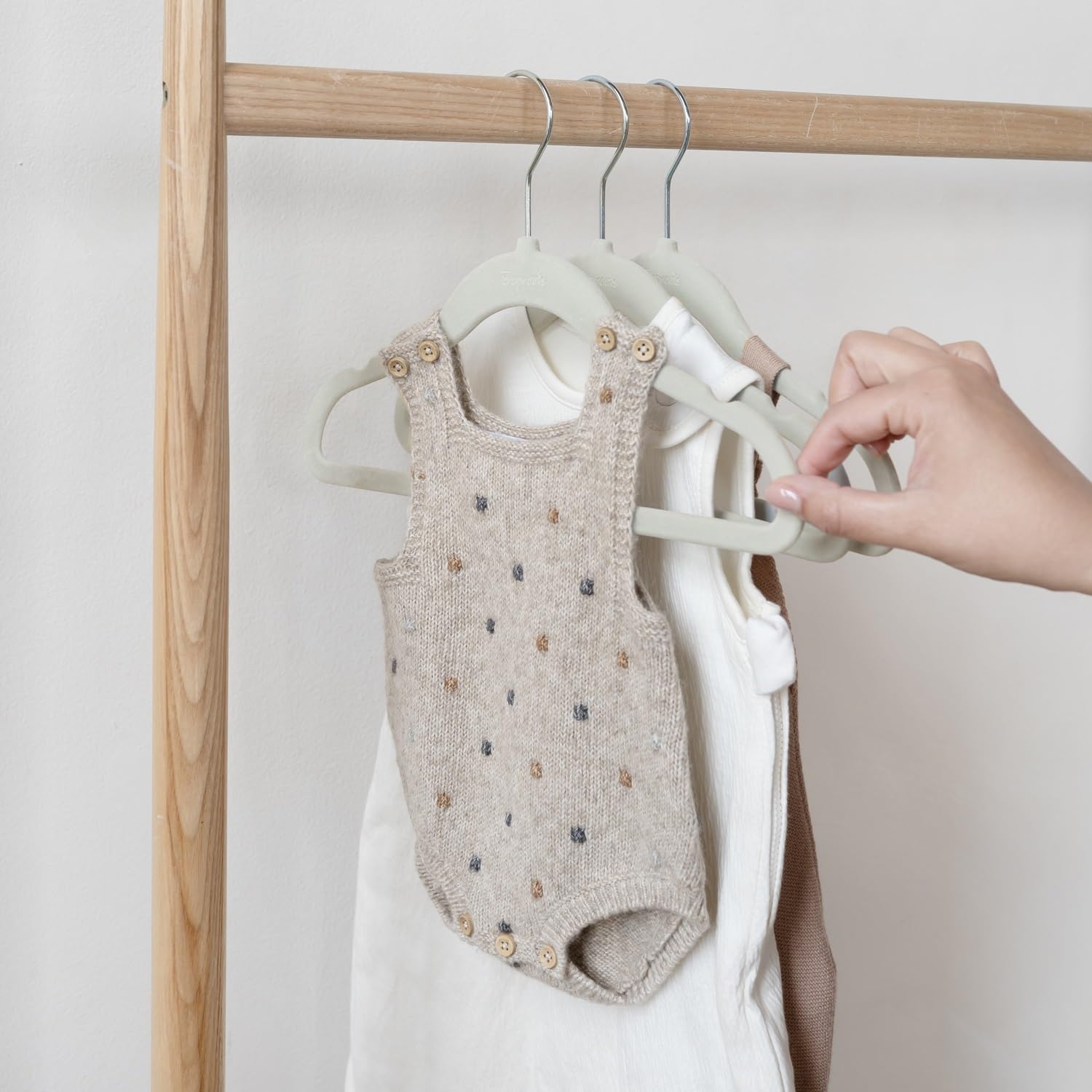 3 Sprouts Velvet Baby Hangers 30-pack covers growing wardrobes