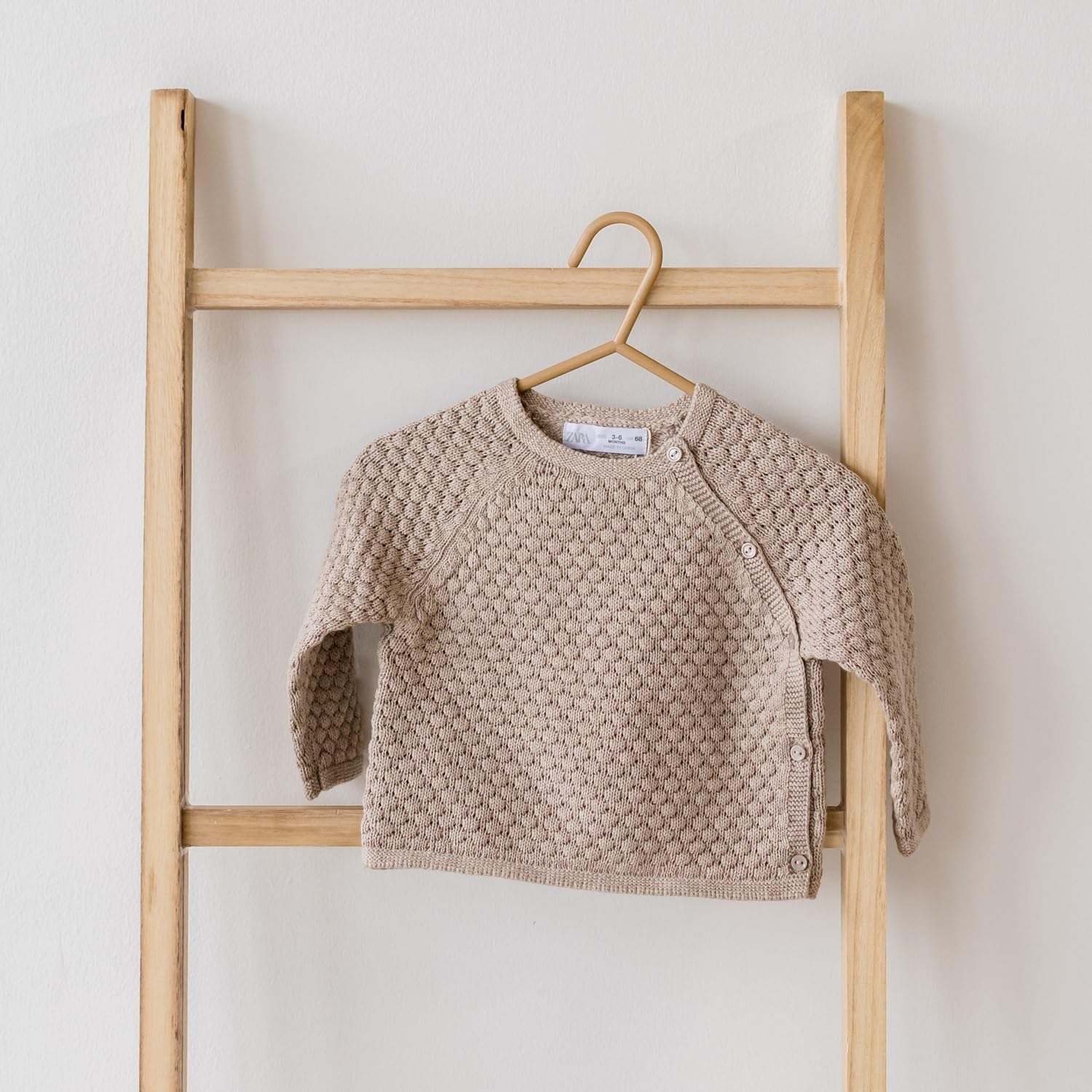 3 Sprouts hanger fits newborn to toddler outfits and coats.