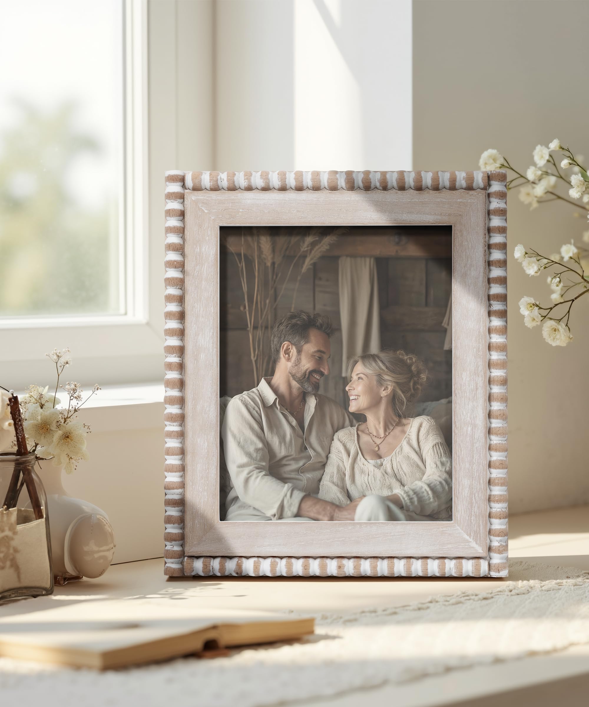 Afuly glass-panel frame offers clear photo viewing.