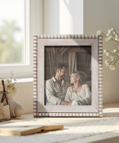 Afuly glass-panel frame offers clear photo viewing.