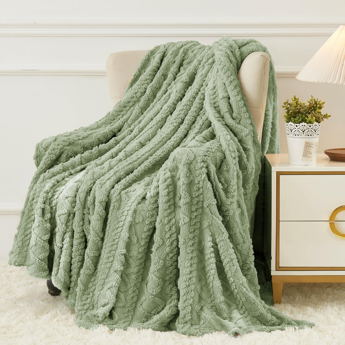 Aganear Flannel Throw Blanket close-up shows plush fabric and elegant pattern