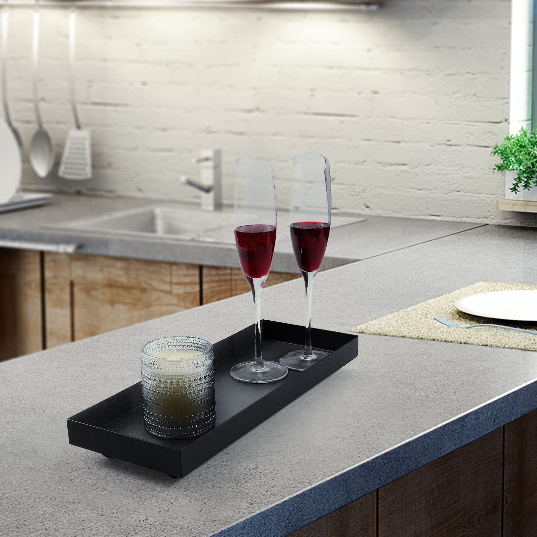 Aglary tray easy to wipe clean with a damp cloth.
