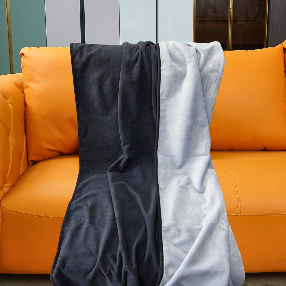Ahinahwap waterproof blanket on bed keeps surface dry with black-green design.