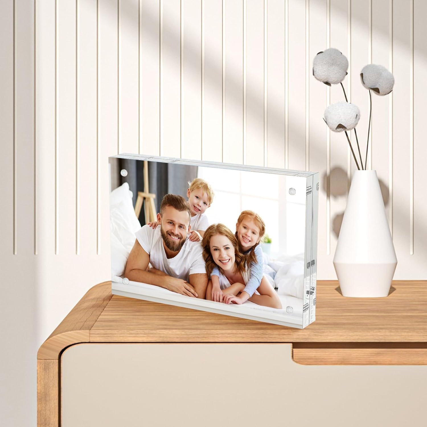 Airsnigi double-sided floating display frames showcase photos on both sides.