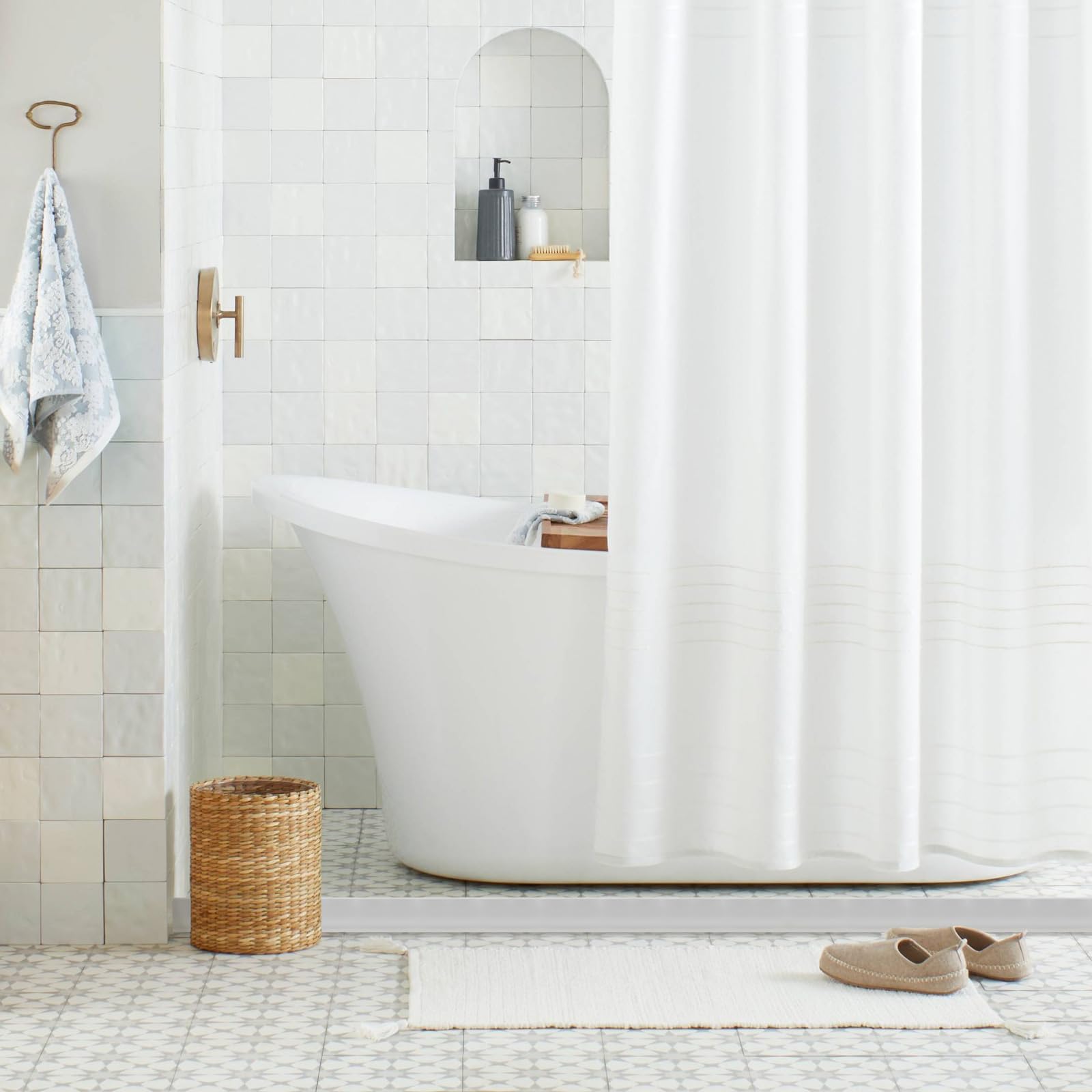 AiVeUao easy-to-clean barrier keeps bathroom surfaces neat.