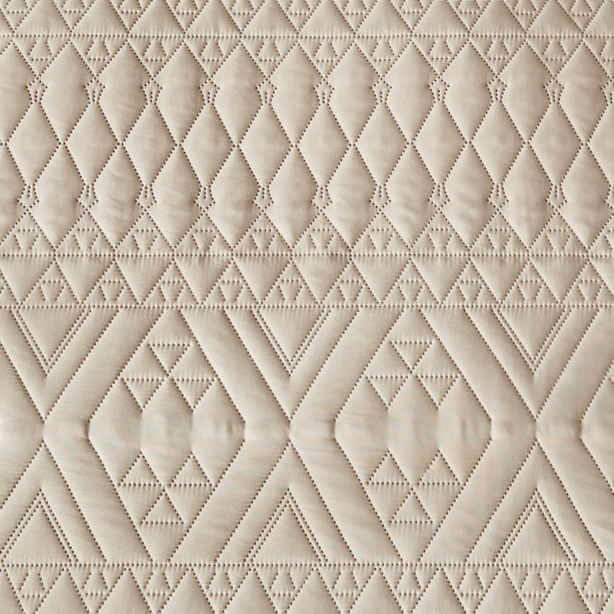 Akkialla all-season bedding on a neatly made bed showing versatile year-round use.