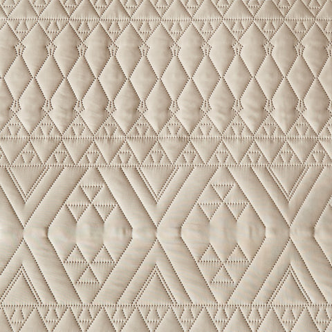 Akkialla all-season bedding on a neatly made bed showing versatile year-round use.