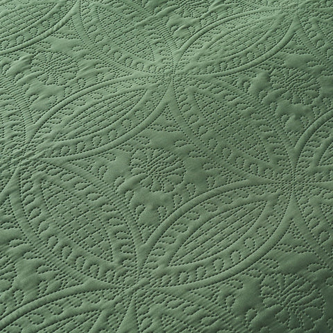 Akkialla easy-care quilt design keeps color and stitching looking fresh.
