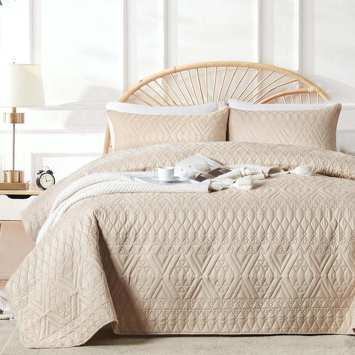 Akkialla King Quilt Bedding Set in beige with geometric pattern for all-season comfort.