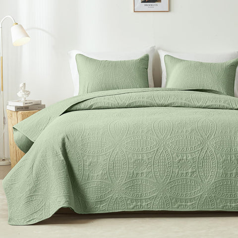Akkialla king size quilt in sage green with coin-pattern stitching for durability