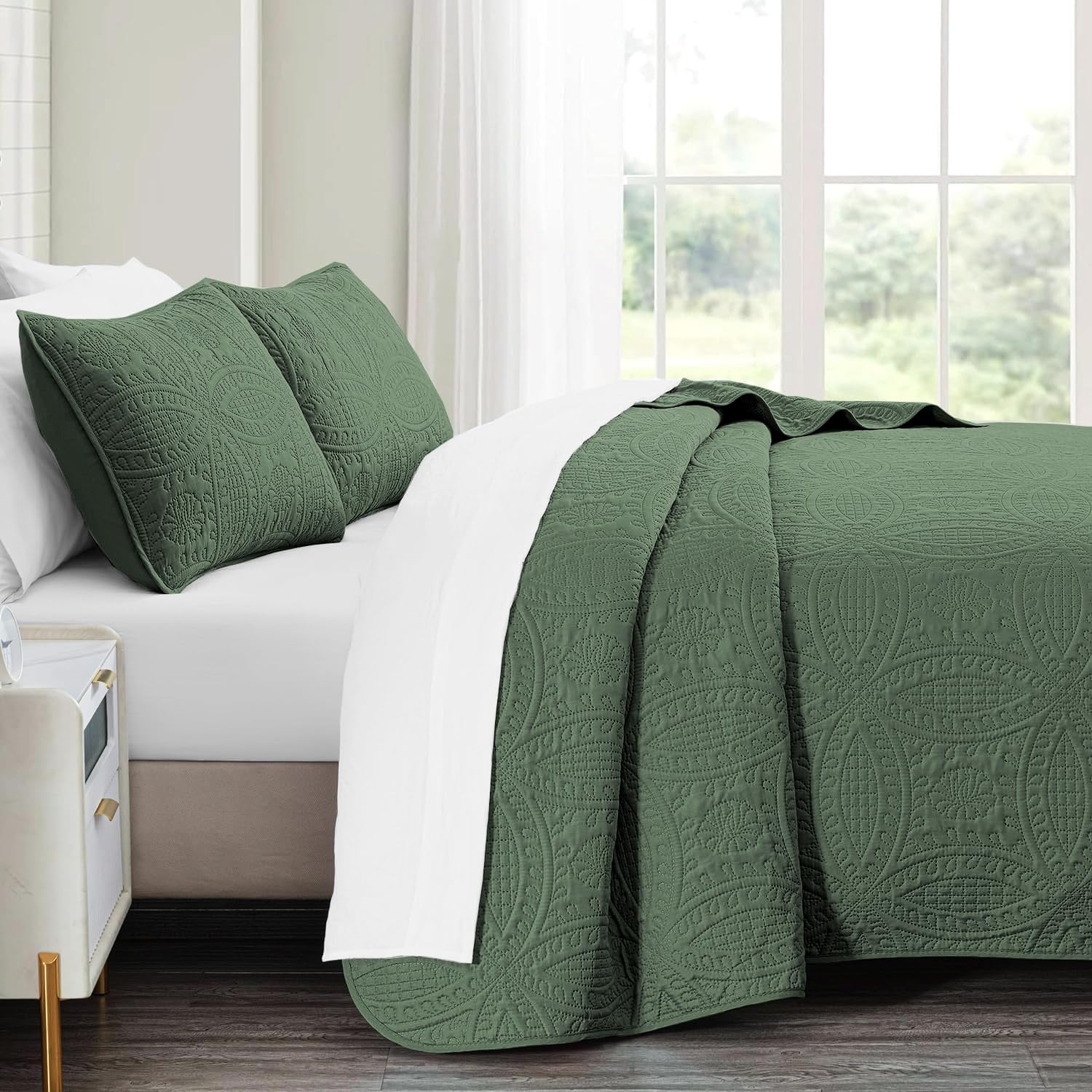 Akkialla lightweight coverlet is ideal for all seasons and easy layering.