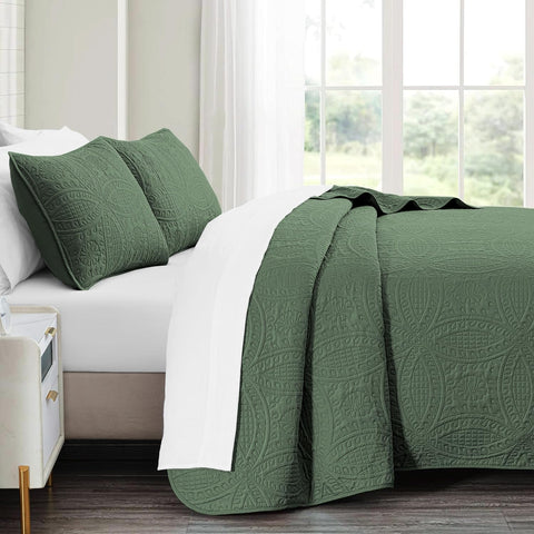 Akkialla lightweight coverlet is ideal for all seasons and easy layering.