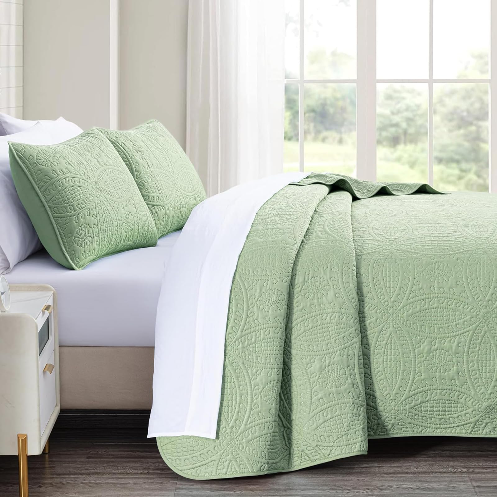 Akkialla pillow shams 20x26 complete the bedset.