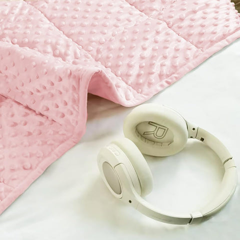 ALANSMA all-season weighted blanket in pink supports year-round comfort.