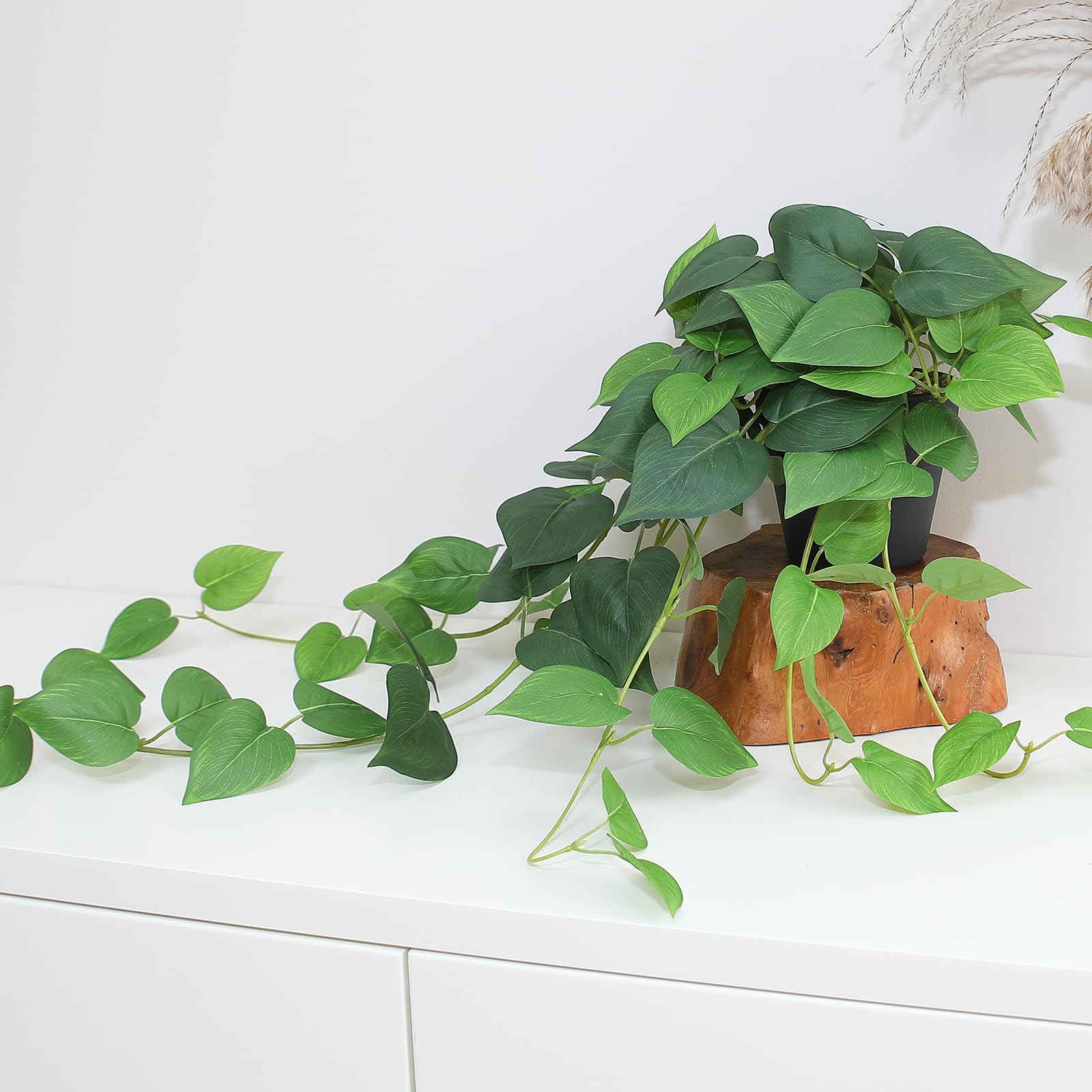 Removable leaves make dusting and rearranging quick and easy.