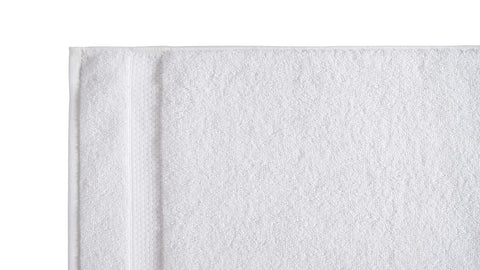 Amazon Basics bath towels 27x54 white texture close-up highlighting quick-dry performance.