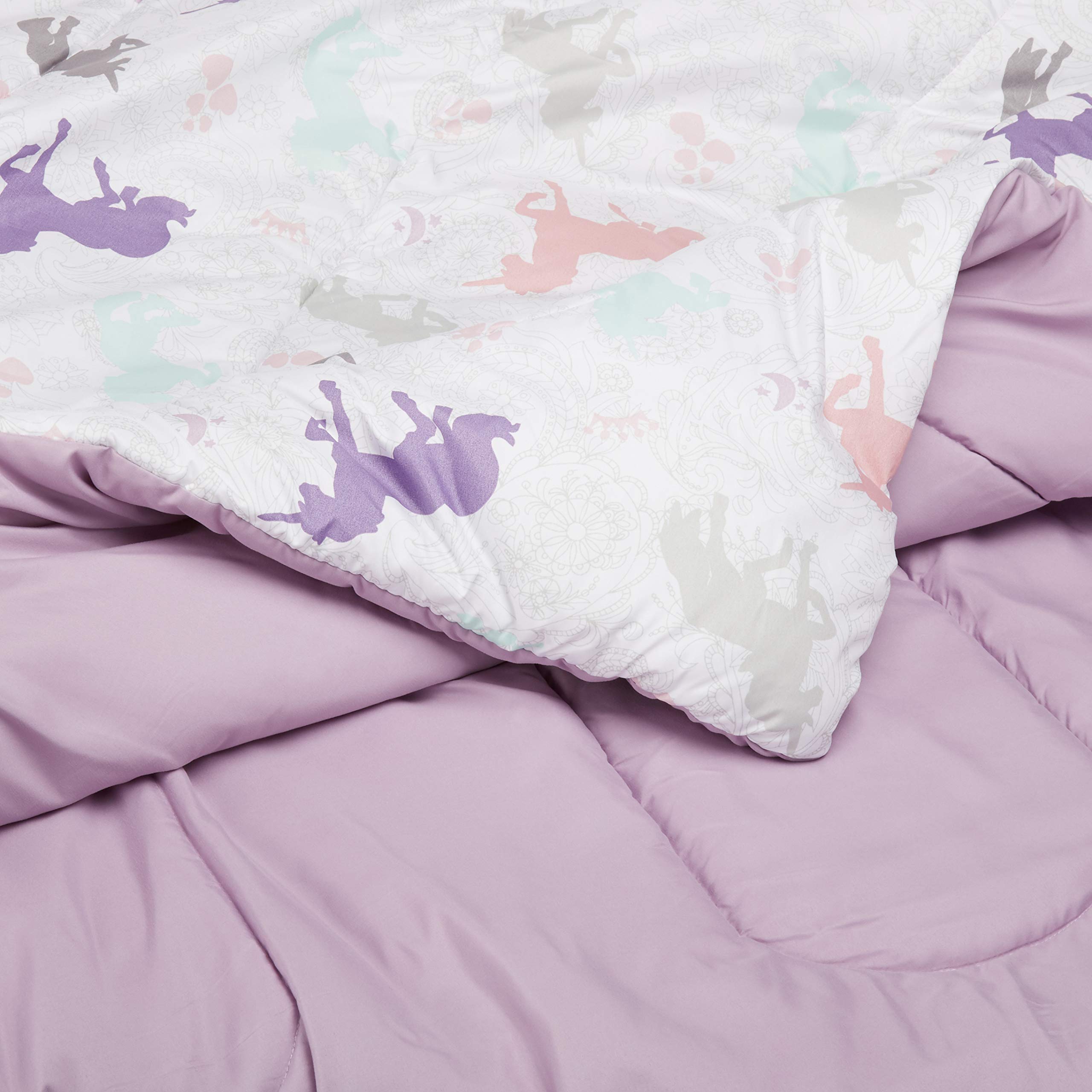 Amazon Basics bed-in-a-bag pillowcases coordinating with shams