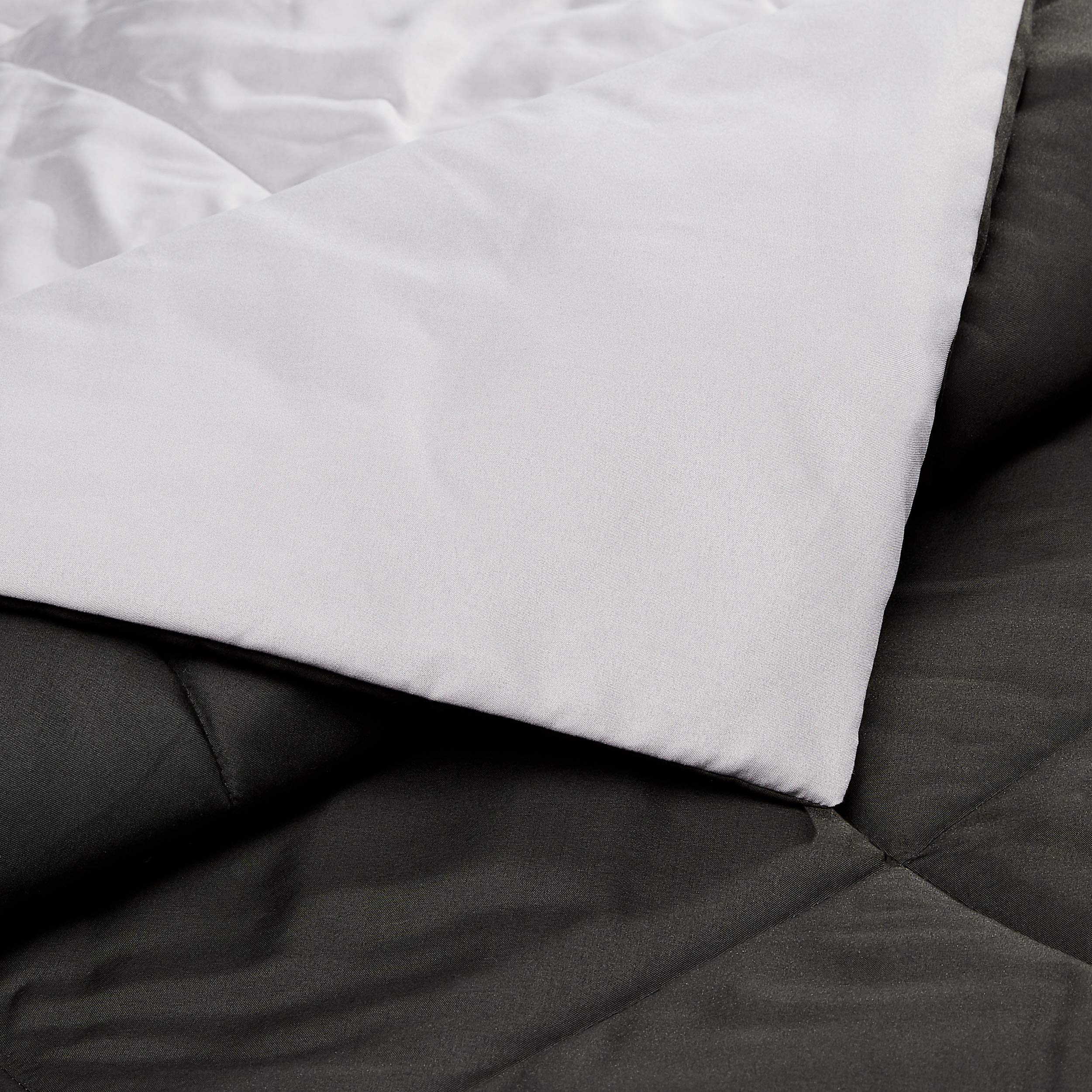 Amazon Basics comforter blanket Full/Queen size on a cozy bed