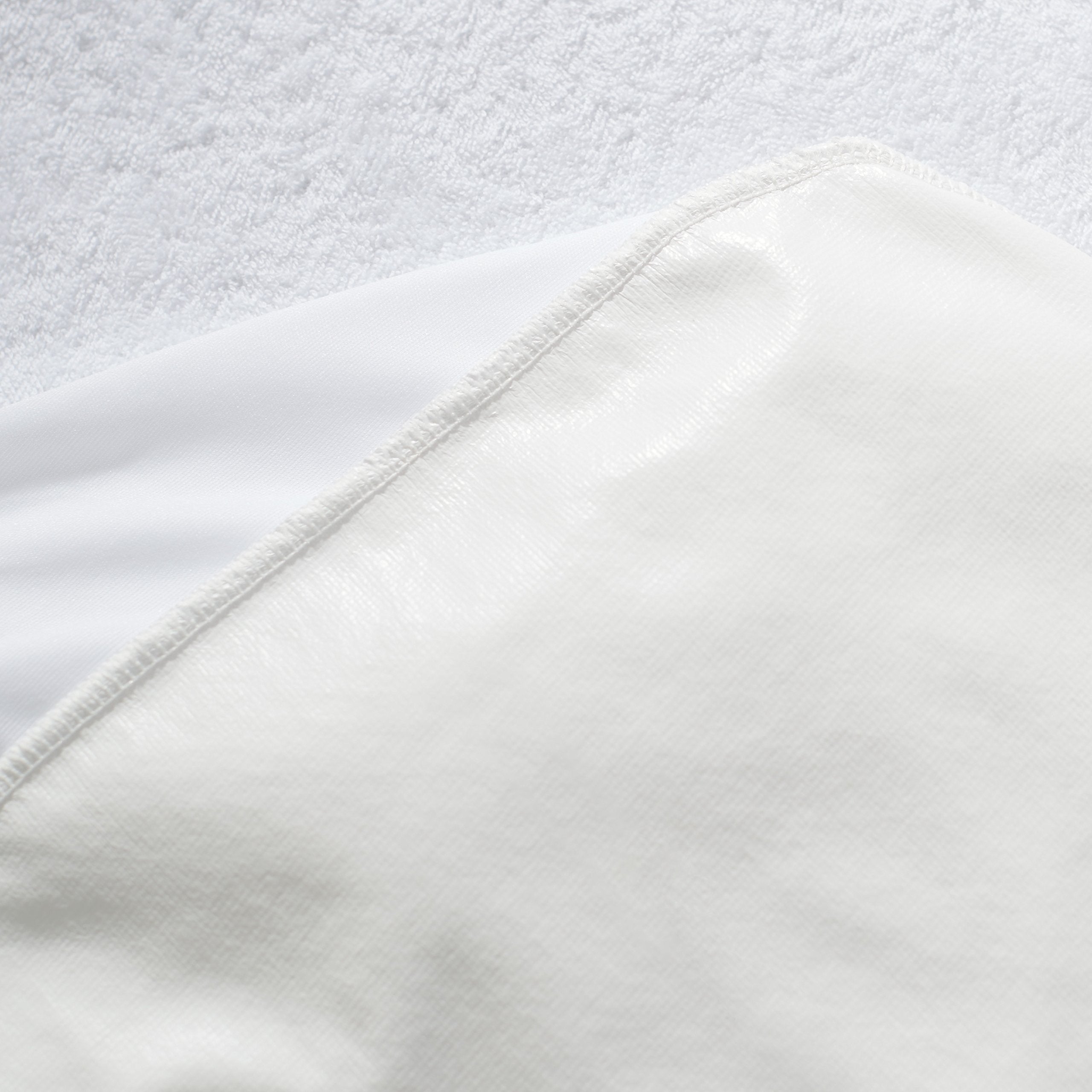 Amazon Basics fitted sheet style protector for king beds fits up to 18 inches deep.