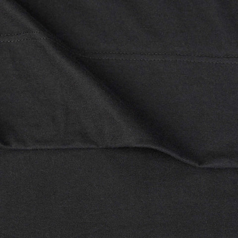 Amazon Basics fitted sheet pocket depth close-up illustrates secure fit up to 14 inches.