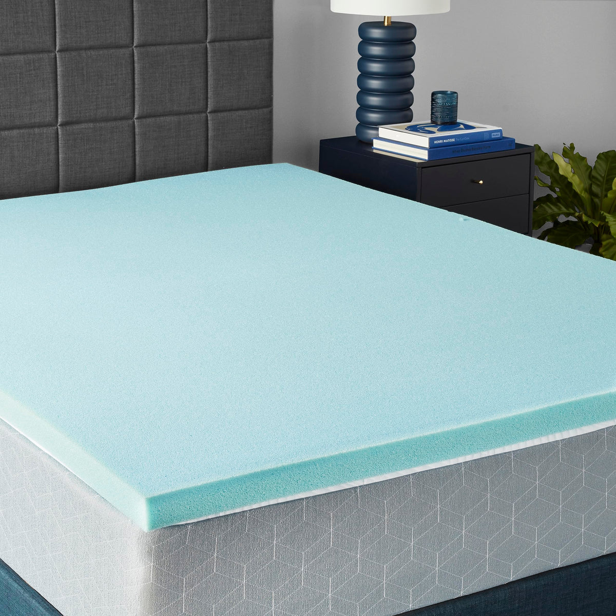Amazon Basics queen cooling gel memory foam topper demonstrates temperature-regulated comfort