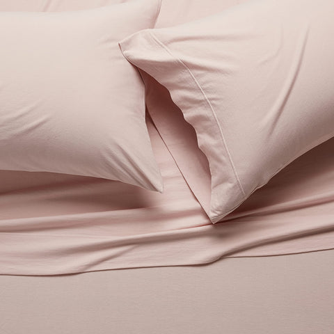 Amazon Basics secure-fit up to 14 inches demonstrates easy sheet changes