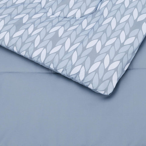 Amazon Basics 20x26 sham complements the set with decorative pillow accent