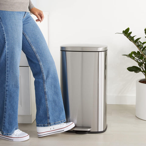 Amazon Basics smudge-resistant stainless steel exterior keeps a clean, modern look.