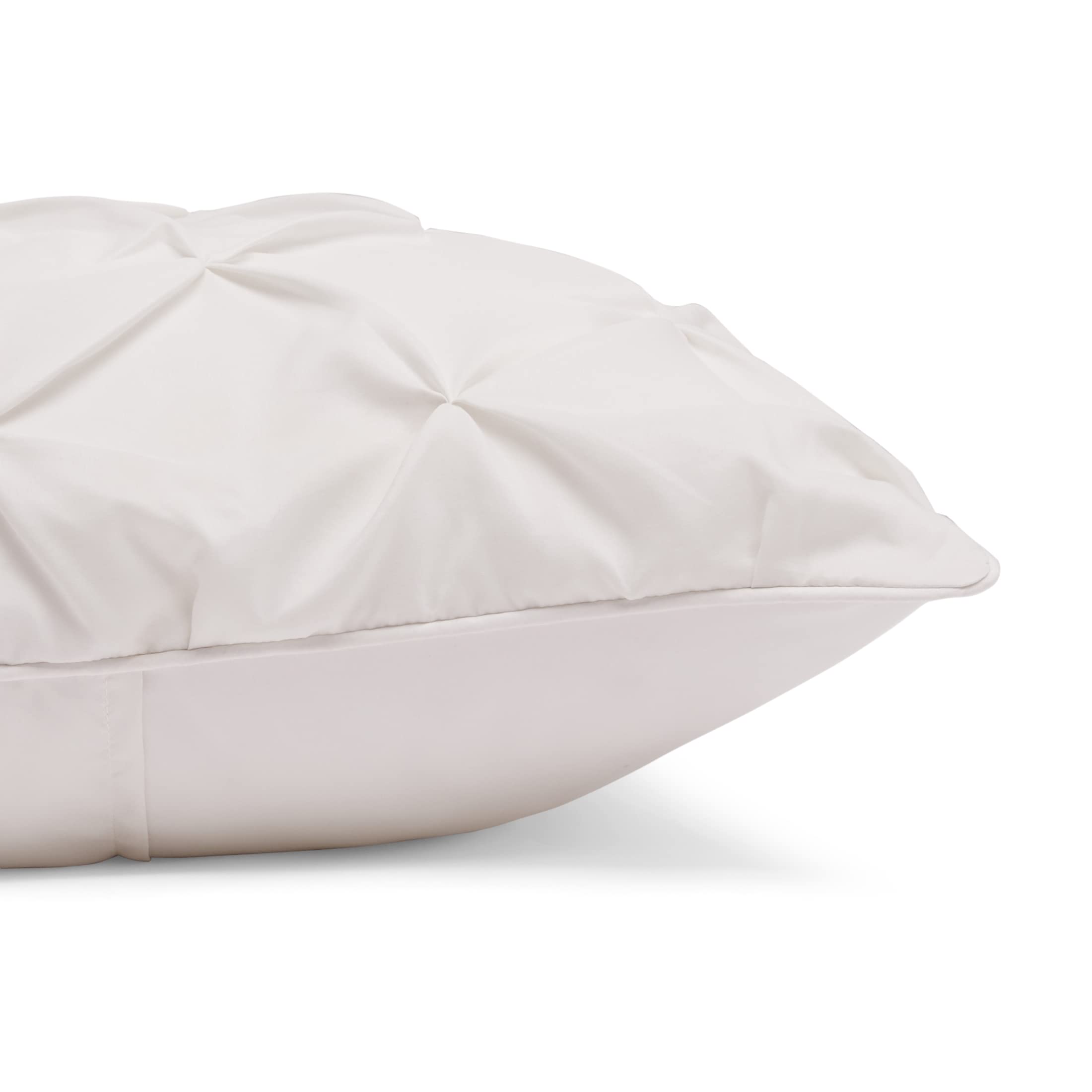 Piped edge closeup showing refined stitching on Amazon Basics comforter.