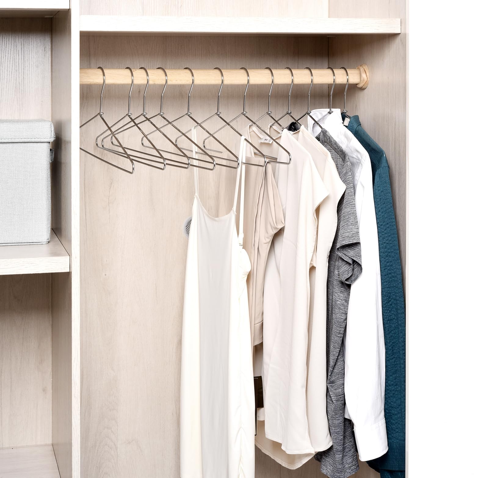 Amber Home bathroom and wardrobe use rust-resistant metal hangers endure humidity