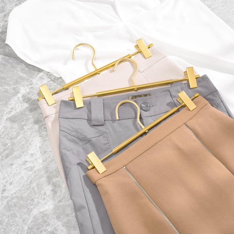 Amber Home swivel hook with anti-slip tube prevents closet scratches during use.