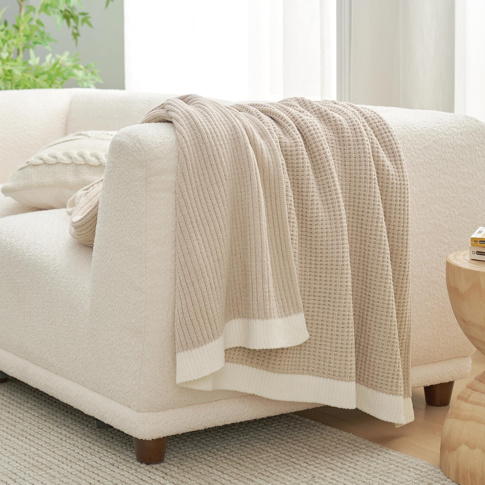 Amélie Home chenille throw gift-ready packaging for birthdays and housewarmings.
