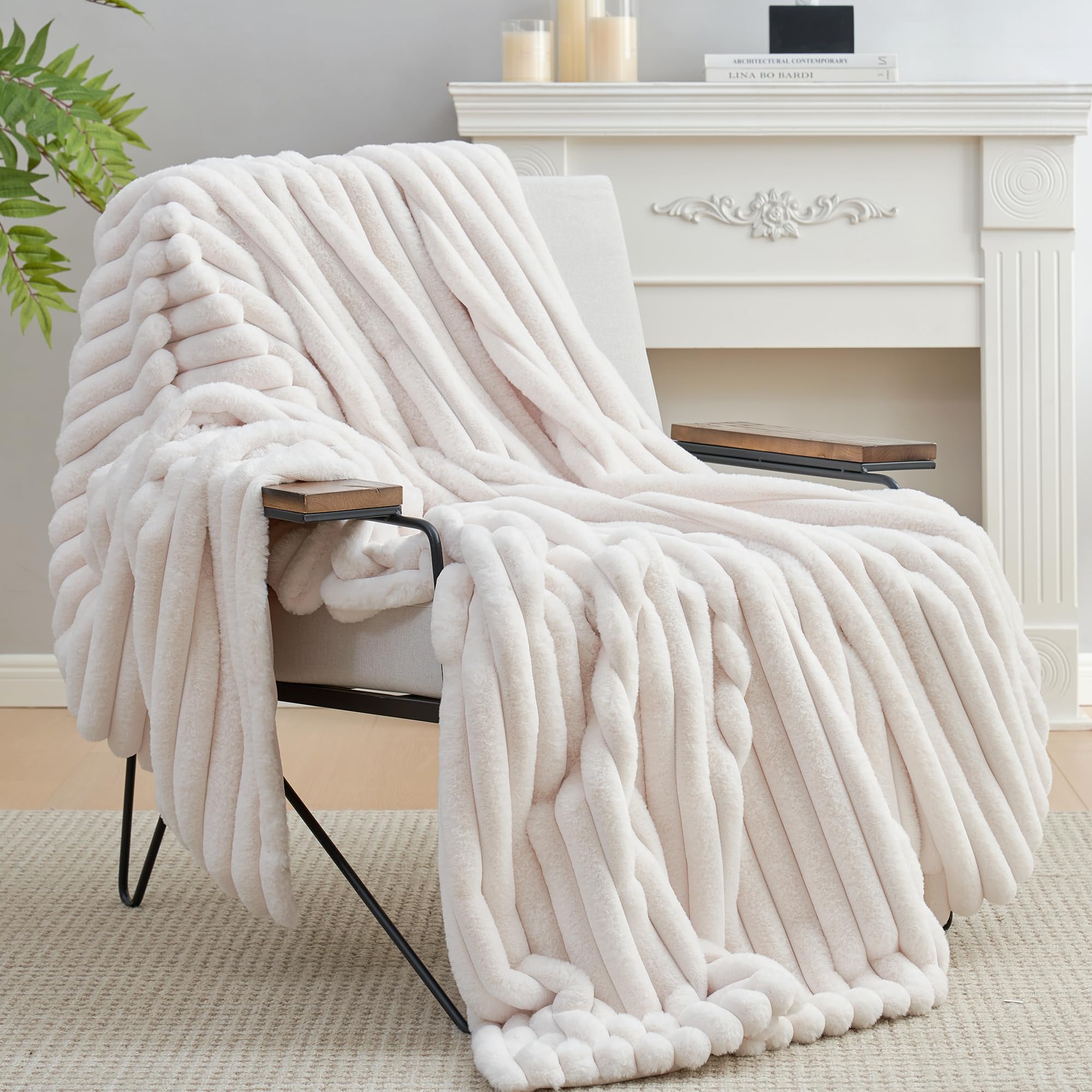 Amélie Home faux fur blanket close-up shows plush texture and durability.