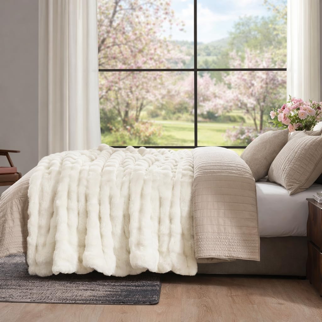 Amélie Home cream reverse microfleece offers silky skin feel
