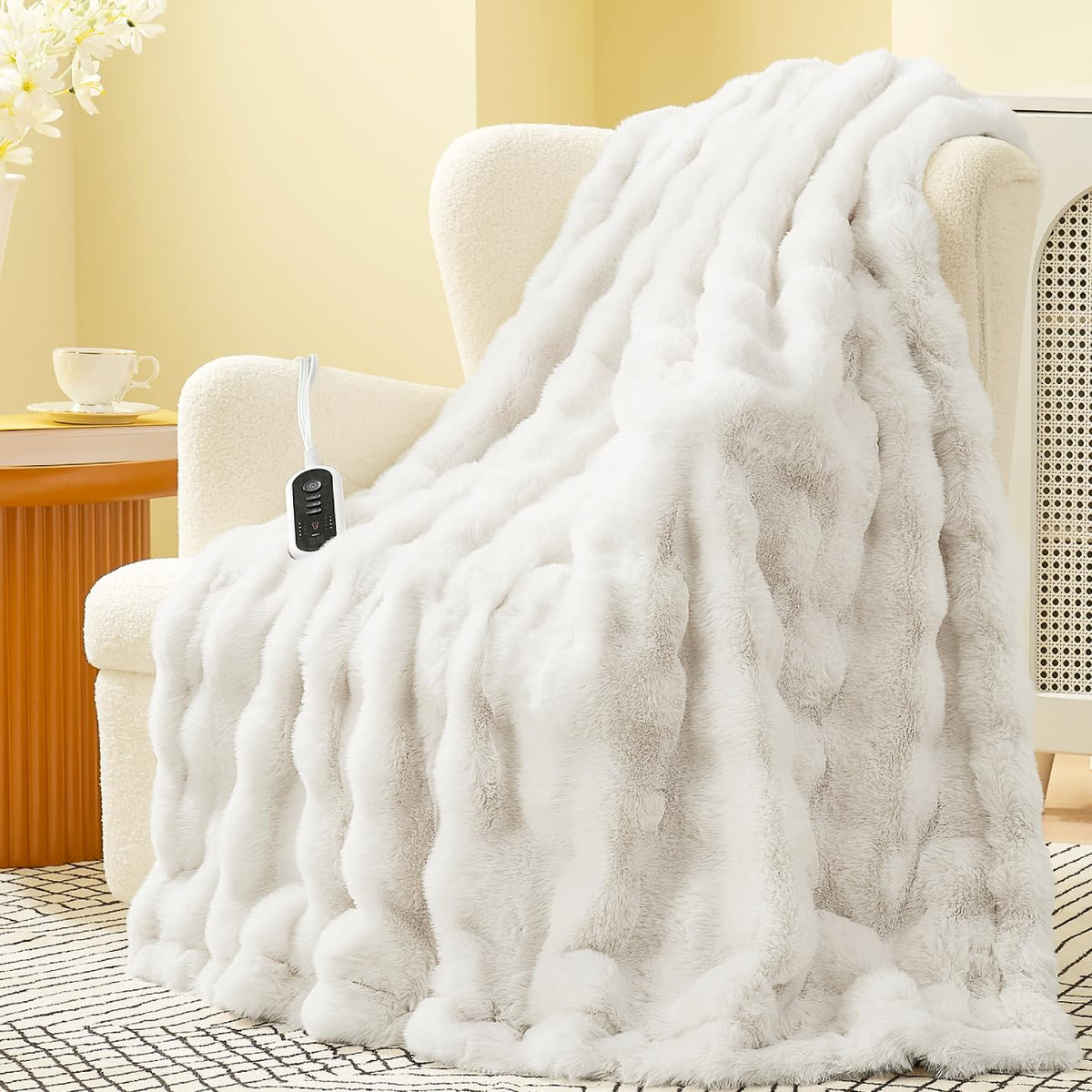 Amélie Home heated bubble faux fur blanket beige delivers premium warmth