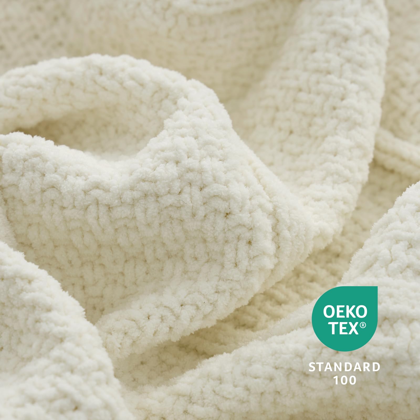 Amélie Home all-season throw ideal for travel and relaxing moments.