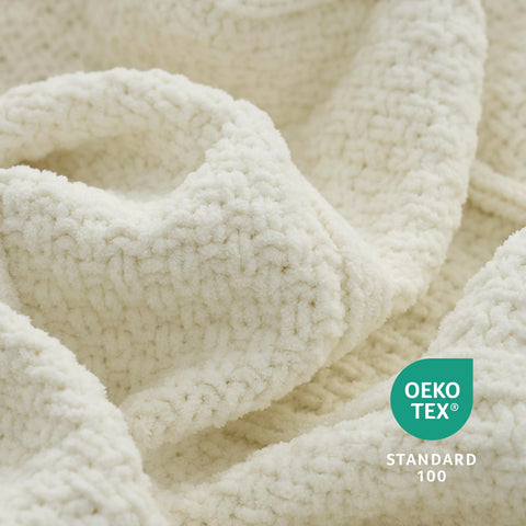 Amélie Home all-season throw ideal for travel and relaxing moments.
