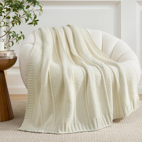 Amélie Home premium chenille throw in soft fabric for skin-friendly comfort.