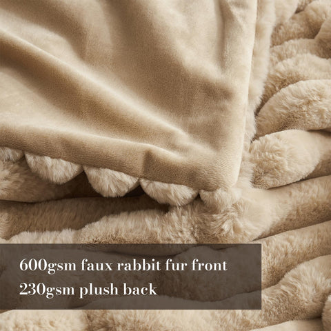 Amélie Home milk fleece reverse offers soft comfort and easy care.
