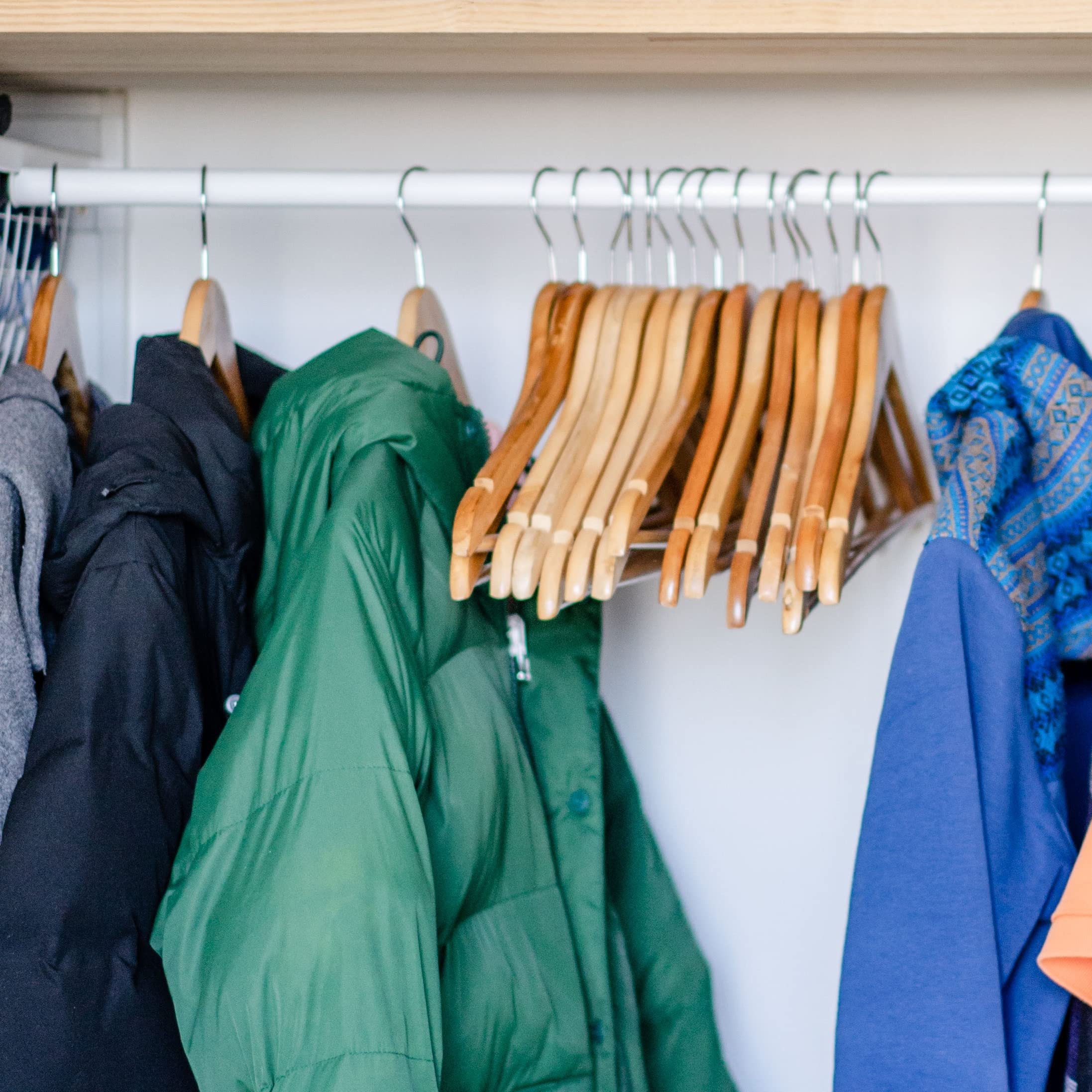 AMKUFO non-slip surface supports garments reliably without slipping