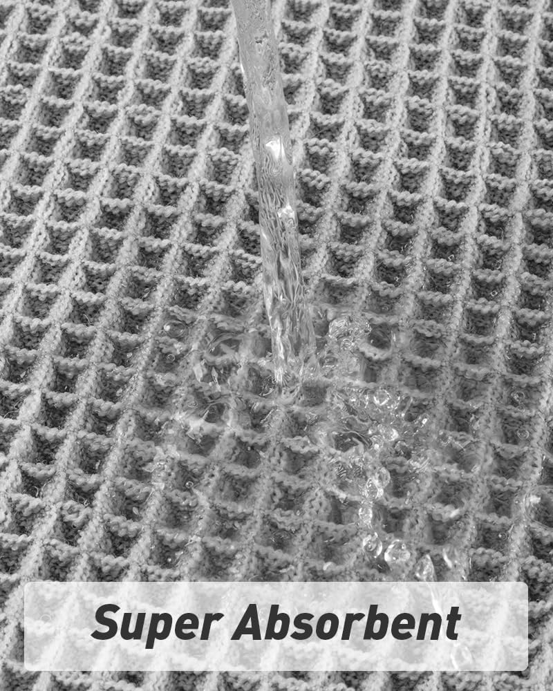 AMOAMI bath mat close-up shows deep waffle pattern for enhanced drying and comfort