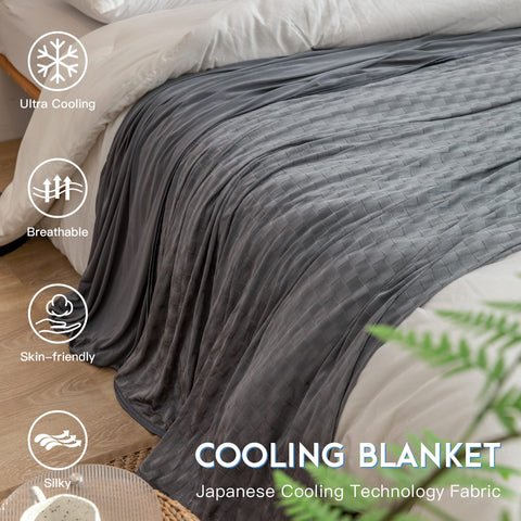 AmyHomie machine-washable cooling blanket easy to care for and reuse.