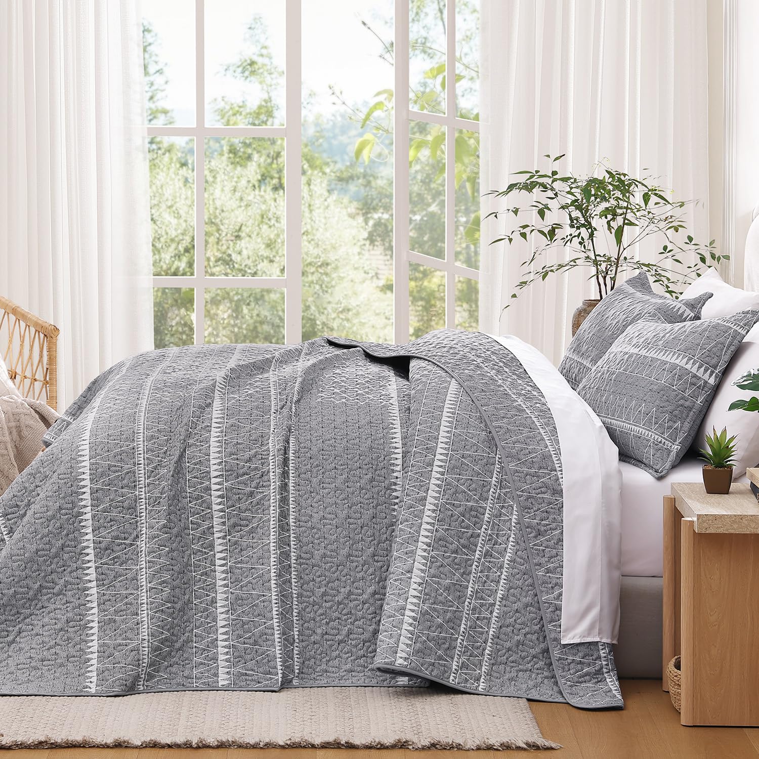 Andency lightweight quilt is easy to wash and quick to dry.