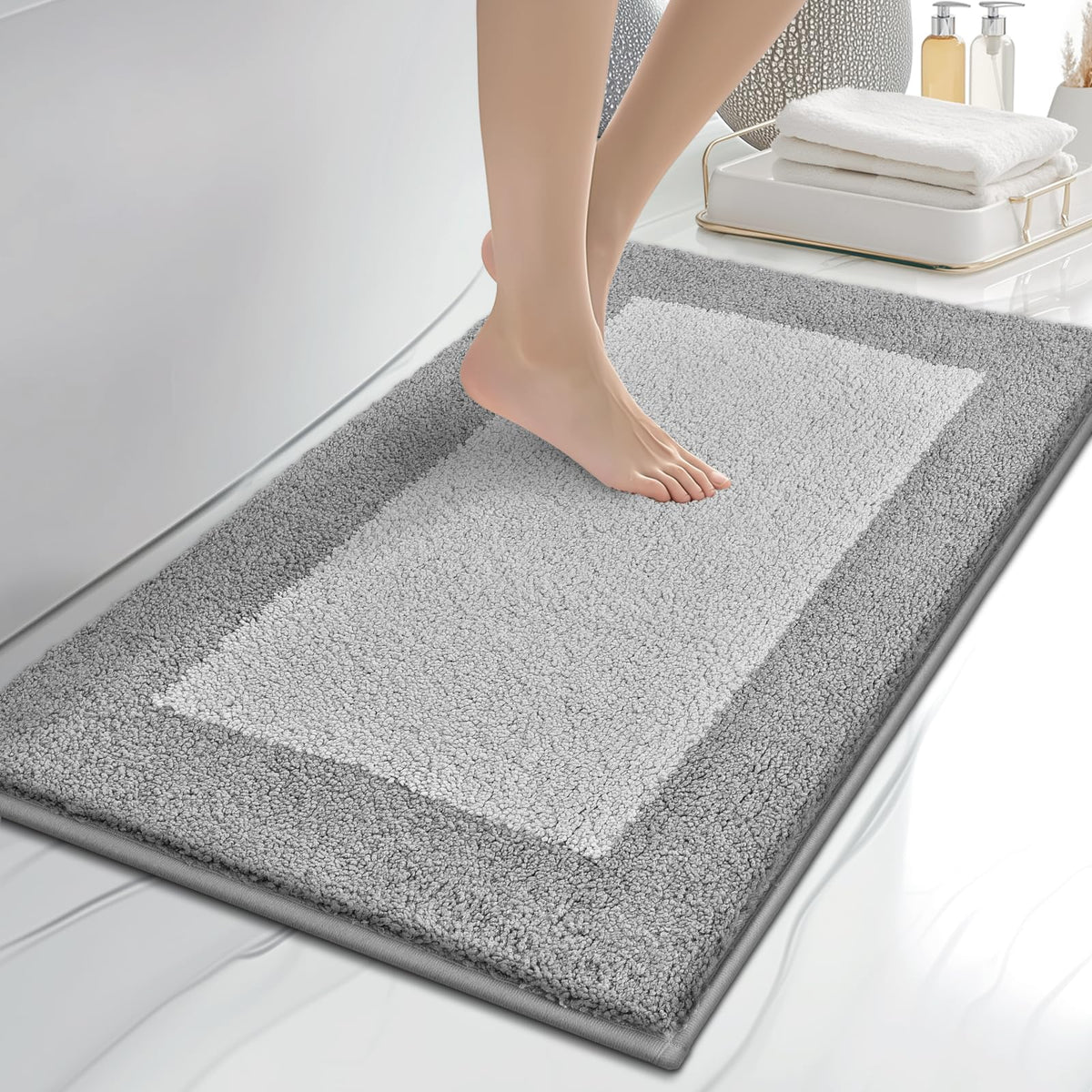 Anllugs bathroom rug with plush surface for soft, cozy feet.